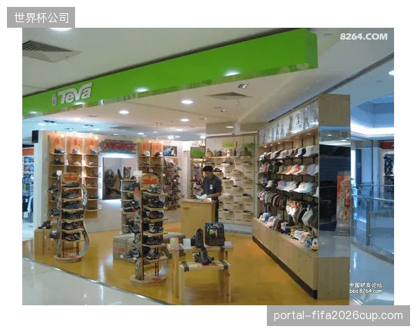 始祖鸟大中华区直营门店坪效高达12万元人民币，较2021年提升42%，远超行业平均水平